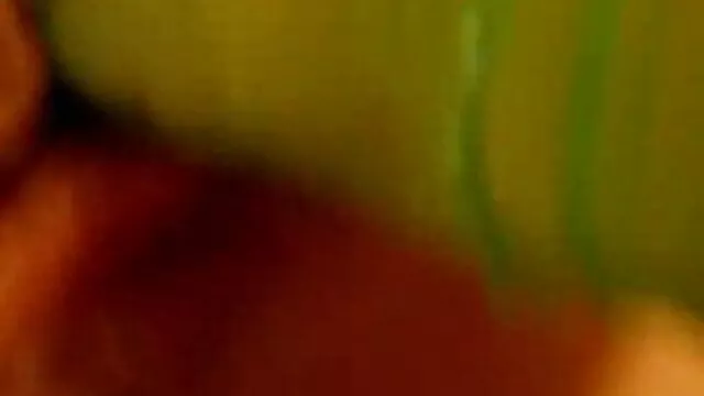 Pornografia sensual sem registo.  A mulher vê batota e toma assistir vídeos pornôs grátis medidas.