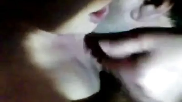 Pornografia sensual sem registo.  Uma escrava Loura submissa faz com que um tipo com uma pila menos grande acabe na boca e na cara vídeos pornôs caseiros grátis