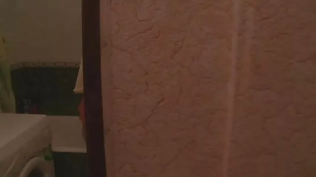 Pornografia sensual sem registo.  A jovem assistir canal porno gratis namorada fode uma rapariga com bolsos cheios de meias