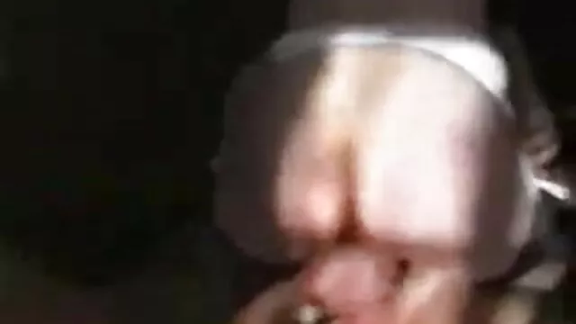 Pornografia sensual sem registo.  Uma miúda nua e tímida filmes pornôs brasileiros gratis está a usar uma almofada de gato.