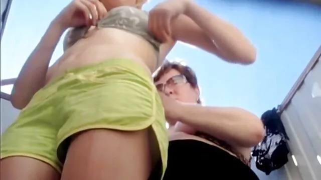 Pornografia sensual sem registo.  O homem filme pornô com rita cadilac grátis vermelho acorda com a língua de manhã