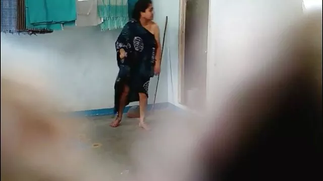 Pornografia sensual sem registo.  A rapariga tirou o casaco e distribuiu os vídeos pornôs caseiros grátis seus seios enormes.