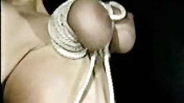 Pornografia sensual sem registo.  Valeria, com cinto vermelho, Garganta download vídeos porno grátis Funda e fica com esperma na boca.