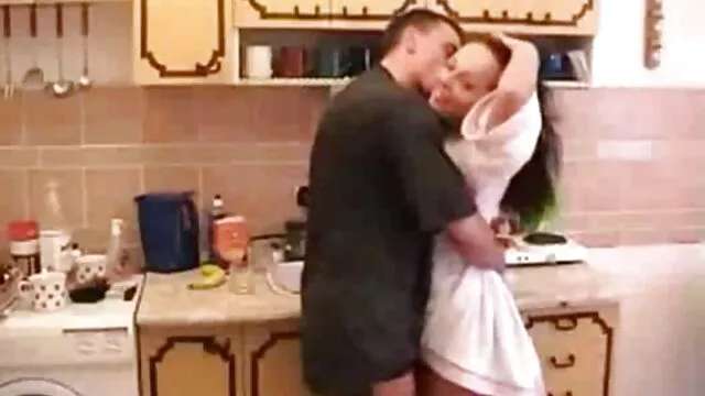 Pornografia sensual sem registo.  Uma criança encantadora vídeos pornôs caseiros grátis com o seu próprio braço levou o todo para a cadeira.