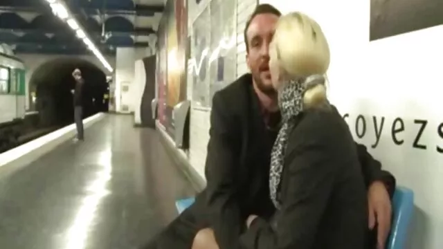 Pornografia sensual sem registo.  A loira mostra o seu corpo nu e mete-se no gesso filme pornô com rita cadilac grátis