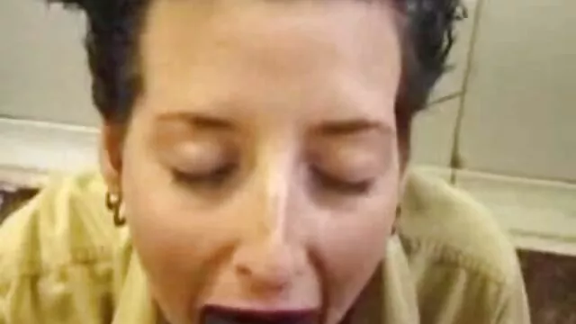 Pornografia sensual sem registo.  Depois de secar duas garrafas, as meninas exigiram assistir Duck e intimidade site de vídeos pornôs grátis