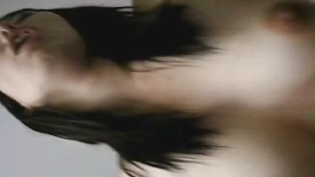 Pornografia sensual sem registo.  Uma vídeos pornôs nacionais grátis morena quer ser Secretária, mas primeiro tem de tirar o vestido e mostrar-se em toda a sua glória.