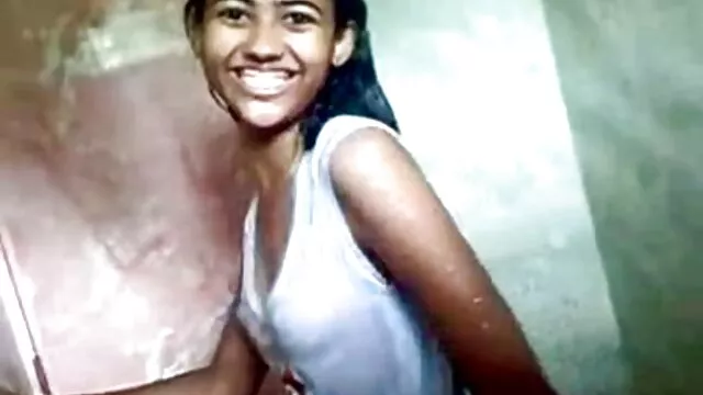 Pornografia sensual sem registo.  A Virgem rasgou o buraco com um vídeos pornôs grátis brasileiro taco de basebol