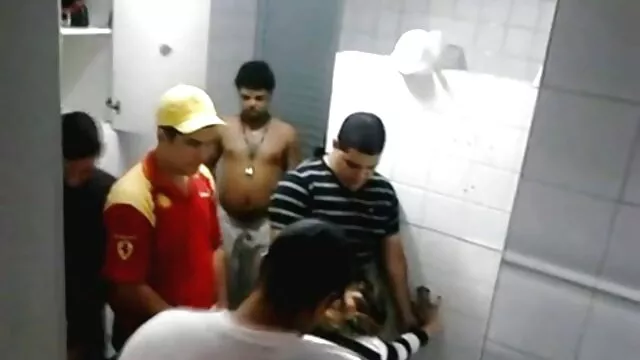 Pornografia sensual sem registo.  Uma rapariga exótica tatuada e filme pornô grátis com rita cadilac perfurante levanta o clítoris.