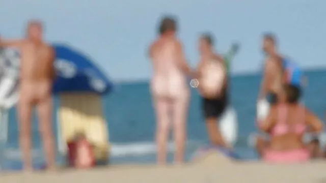 Pornografia sensual sem registo.  Mulher de video porno com qualidade máscara a comer rata