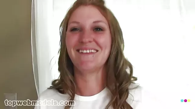 Pornografia sensual sem registo.  Lésbicas filme porno de qualidade malaias no chuveiro