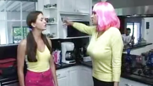 Pornografia sensual sem registo.  Uma linda jovem porno com as melhores brasileiras veste-se gentilmente na cozinha.