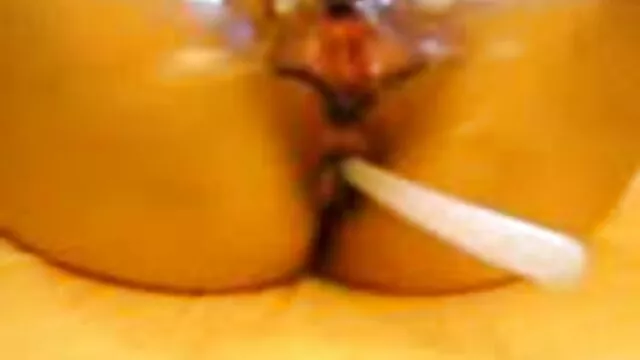 Pornografia sensual sem registo.  Ela tocou acidentalmente numa câmara escondida na casa o video porno mais visto no mundo de banho.