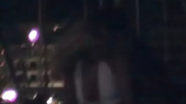 Pornografia sensual sem registo.  O empregado chama a rapariga e o site de vídeos pornôs grátis convidado no quarto das Traseiras.