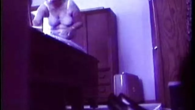 Pornografia sensual sem registo.  Na loja de peças de reposição os melhores vídeos pornôs grátis uma morena e sua amiga loira perder um vendedor