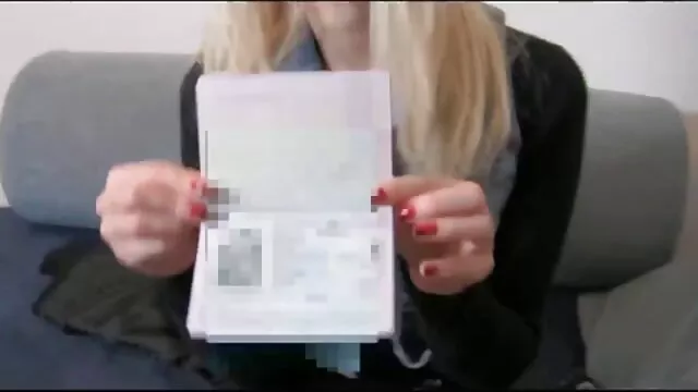 Pornografia sensual sem registo.  A criança descansou sob as mãos porno de qualidade gratis fortes da massagem terapêutica