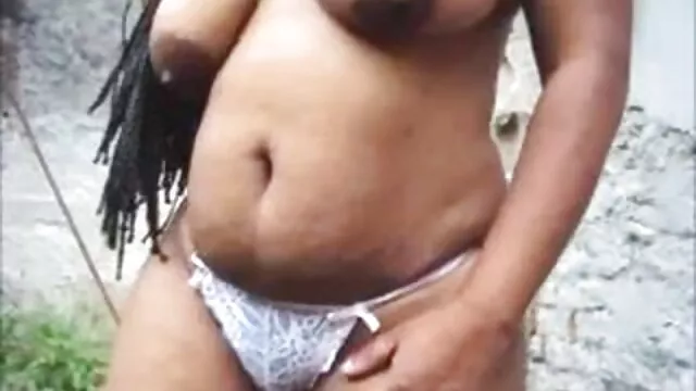 Pornografia sensual sem registo.  Miúda gira sentada numa pornô vídeo grátis Pila