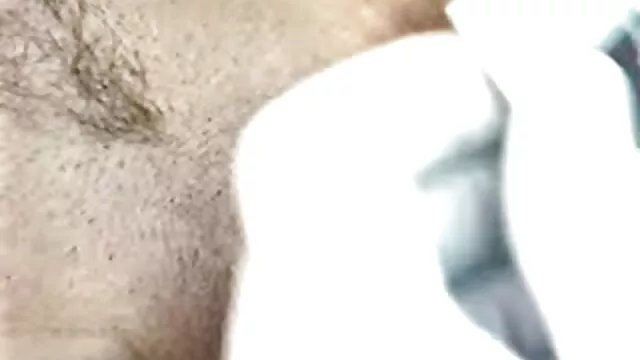 Pornografia sensual sem registo.  A rapariga usava roupas, ginástica videos pornôs grates na cama.