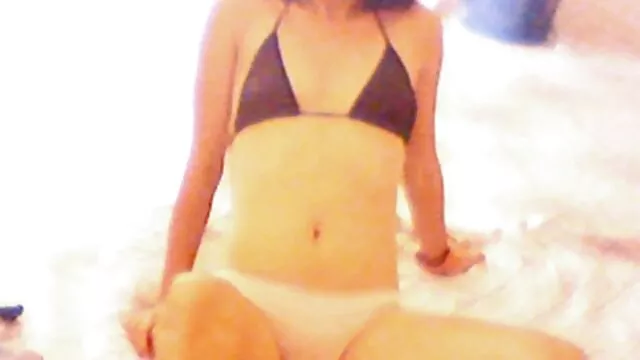 Pornografia sensual sem registo.  Um video porno de qualidade olhar perigoso num sítio movimentado em Amesterdão