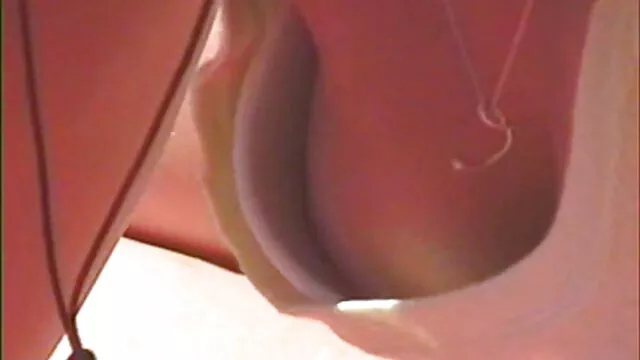 Pornografia sensual sem registo.  Descansando na floresta, a rapariga desliga-o do video porno mais visto no mundo sol nu