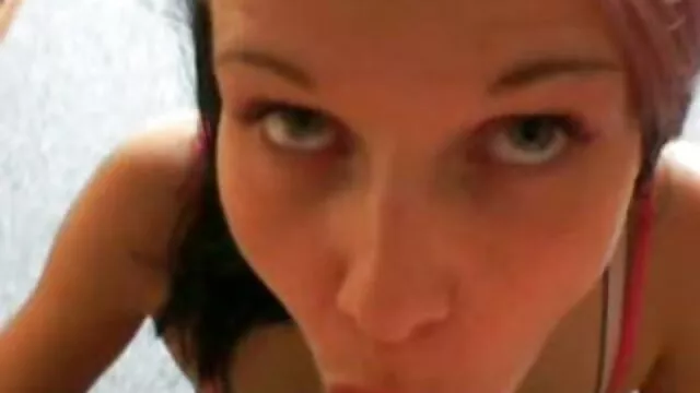 Pornografia sensual sem registo.  Rapariga fina e esbelta vídeos pornôs grátis brasileiros