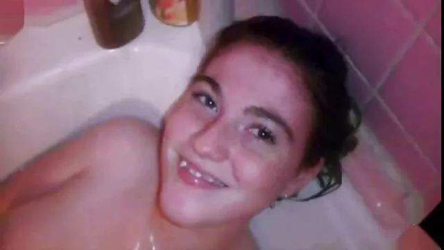 Pornografia sensual sem registo.  Veja videos pornôs grates roupas em roupas perto da piscina