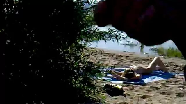 Pornografia sensual sem registo.  Marido dedos e observa enquanto melhores sites de porno gratis a sua mulher se acaricia