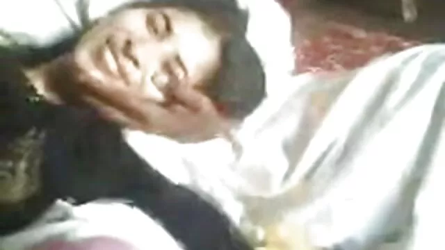 Pornografia sensual sem registo.  Jovens lésbicas entregam-se ao pato de oralse e vídeos pornôs gratis aos seus punhos