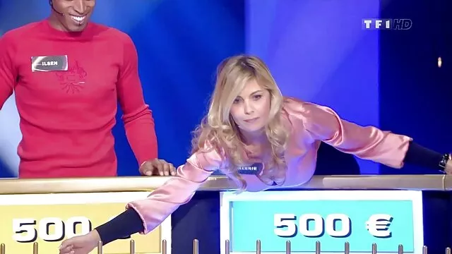 Pornografia sensual sem registo.  Ela Safa-se enquanto o pornô vídeo grátis marido é fodido por uma tia madura.