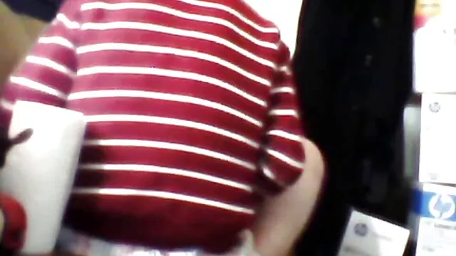 Pornografia sensual sem registo.  Urinar na casa de video porno de qualidade banho e as tuas coxas alongadas