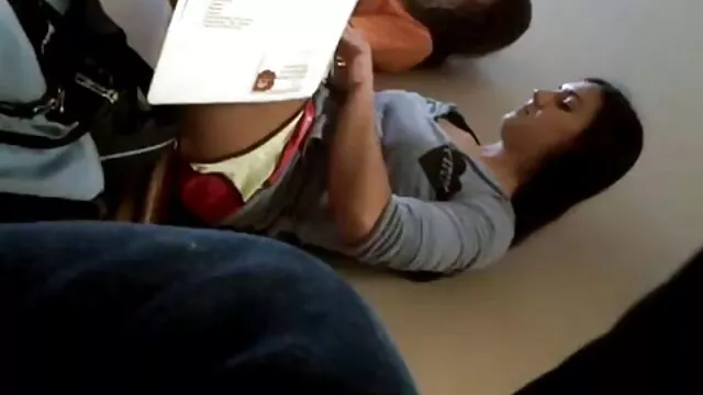 Pornografia sensual sem registo.  Meias de rapariga na vídeos pornôs grates mesa.