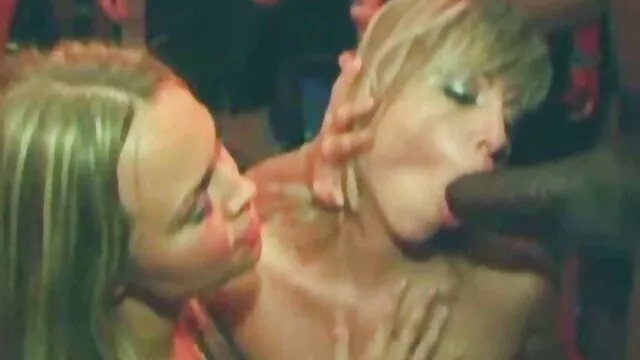 Pornografia sensual sem registo.  Lina filme porno de qualidade Shara está feliz com o professor.