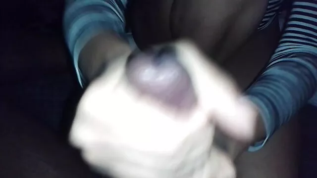 Pornografia sensual sem registo.  Casal com vídeos pornôs para assistir grátis vibrador chique numa orgia a três