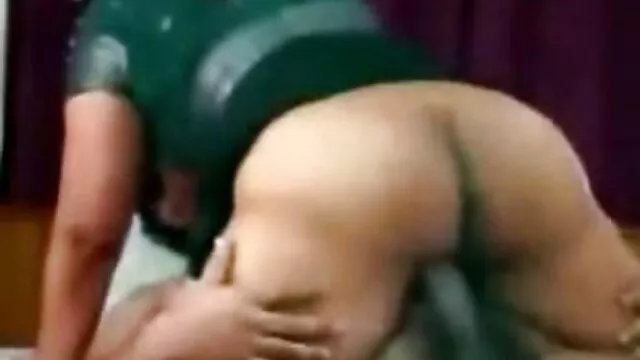 Pornografia sensual sem registo.  Vai para vídeos pornôs caseiros grátis a câmara escondida no corredor.