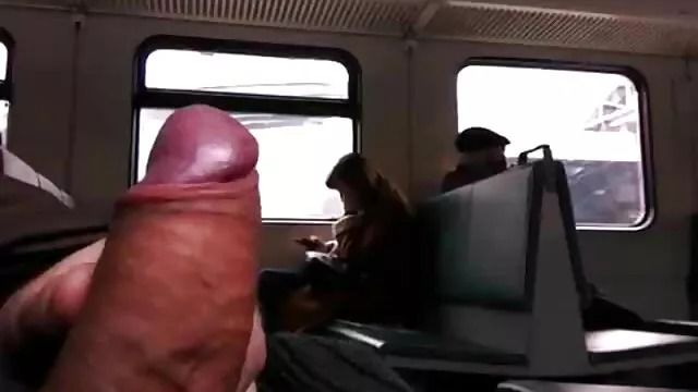 Pornografia sensual sem registo.  Morena pequena anal fá-lo punho video porno com qualidade