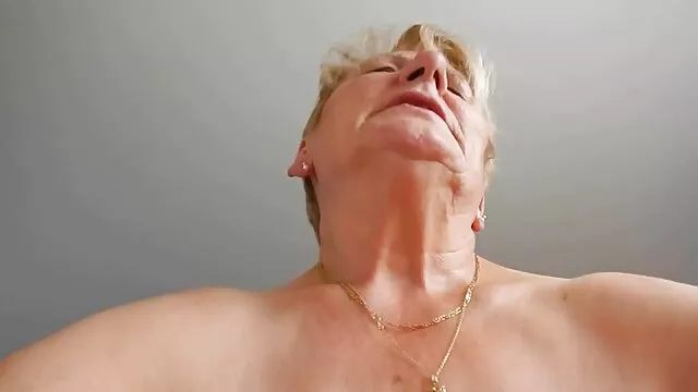Pornografia sensual sem registo.  A espada de cabelo grisalho corta pornô vídeo grátis o rabo da sua jovem mulher.