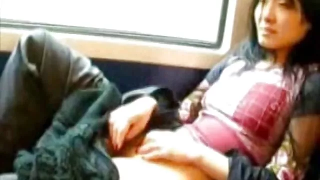 Pornografia sensual sem registo.  Loira adulta seduz dois pornô vídeo grátis jovens