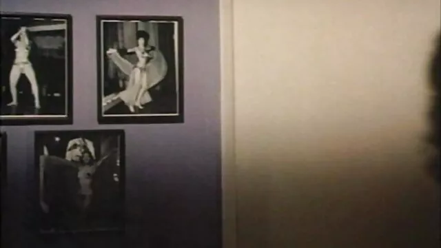 Pornografia sensual sem registo.  Partilhámos e fomos vídeos de pornôs grátis para o sofá para ter o se duck com ela.