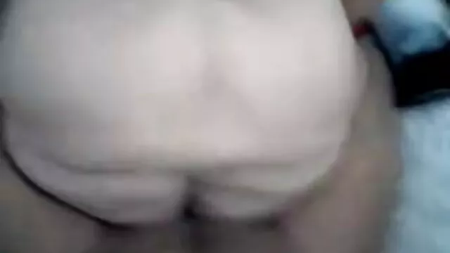 Pornografia sensual sem registo.  Uma jovem a quero assistir o filme pornô de graça foder em posições diferentes no sofá.