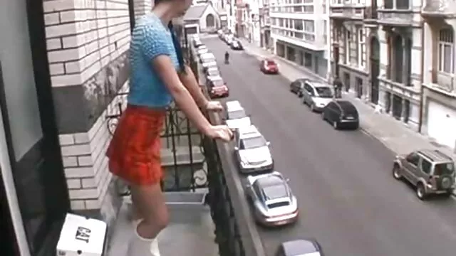 Pornografia sensual sem registo.  Ginástica erótica em casa na câmara video porno mais visto no mundo