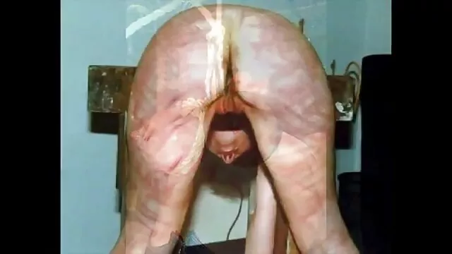Pornografia sensual sem registo.  Três filme porno de qualidade candidatos são culpados de oralse Med com um jovem escravo.