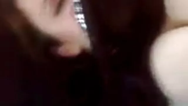 Pornografia sensual sem registo.  A bela cabra vídeos pornôs caseiros grátis sentou-se em vibrador no consultório médico.