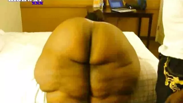 Pornografia sensual sem registo.  Olhos azuis chuparam pénis no Jardim videos pornôs grates