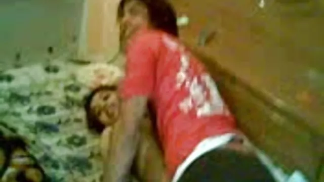 Pornografia sensual sem registo.  Assista vídeos pornôs online grátis homemadeet Doggystyle anal caseiro com mulher satisfeita no quarto