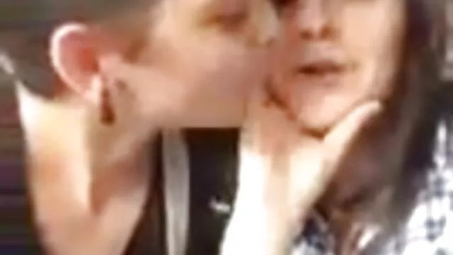 Pornografia sensual sem registo.  O marido dela ficou no lixo até vídeos pornôs grátis para assistir olhar para o lado.