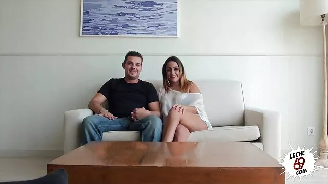 Pornografia sensual sem registo.  A rapariga quero ver um filme pornô de graça foi forçada a foder no director.