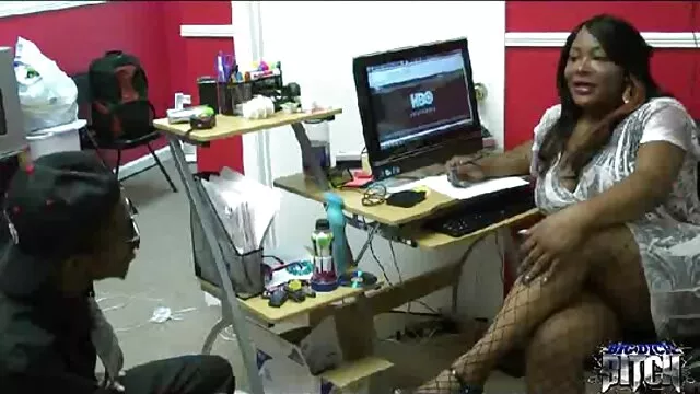 Pornografia sensual sem registo.  Saímos da cidade para vidios pornôs grátis filmar e fazer sexo com um local no prado.