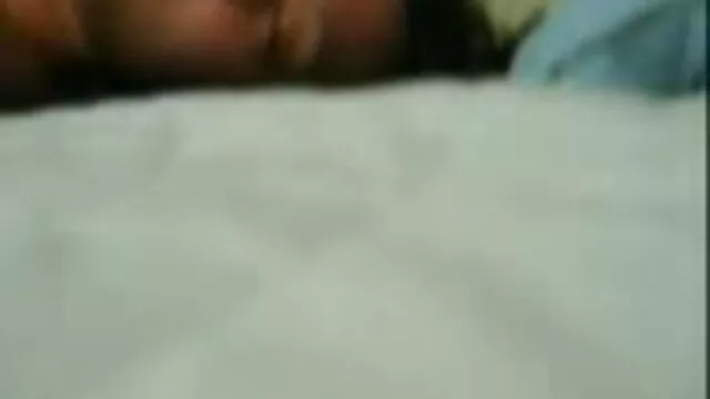 Pornografia sensual sem registo.  A melhores site porno gratis mulher asiática caminha descalça nas ruas no inverno