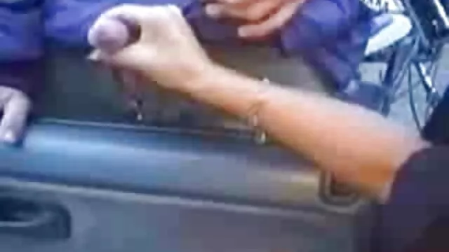 Pornografia sensual sem registo.  Este homem convenceu vídeos pornôs gratuito a rapariga a ver o