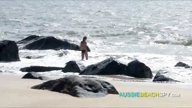 Pornografia sensual sem registo.  A sua jovem namorada ver vídeos pornôs gratuitos Com duas Mamas pequenas no chuveiro.